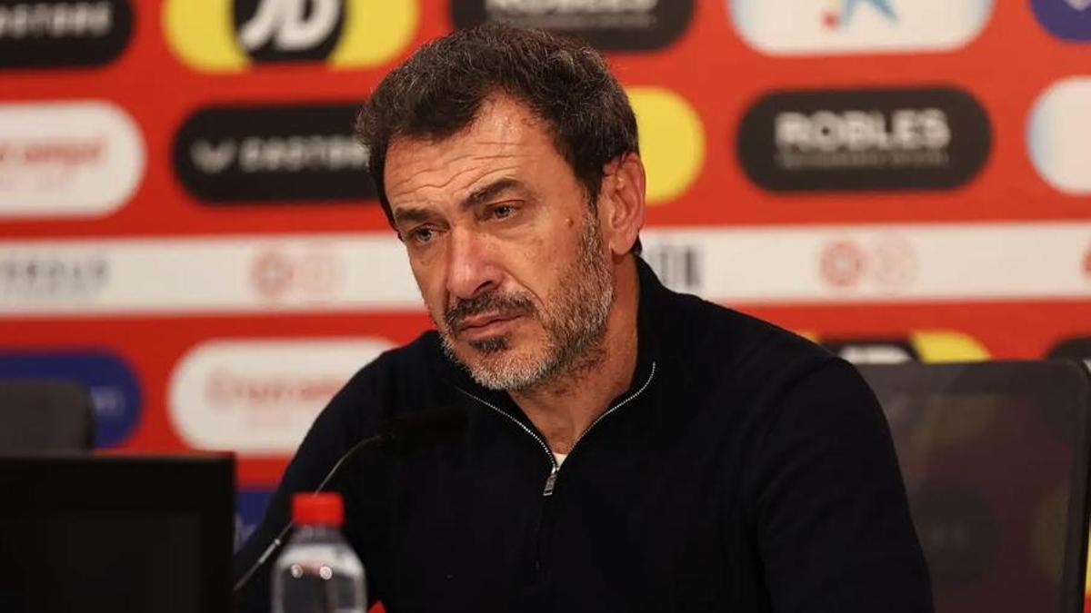 Jesús Galván, entrenador del CD Mirandés, durante una rueda de prensa.