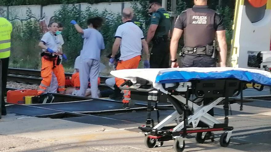 Un Euromed golpea a un hombre en el paso a nivel de Alfafar