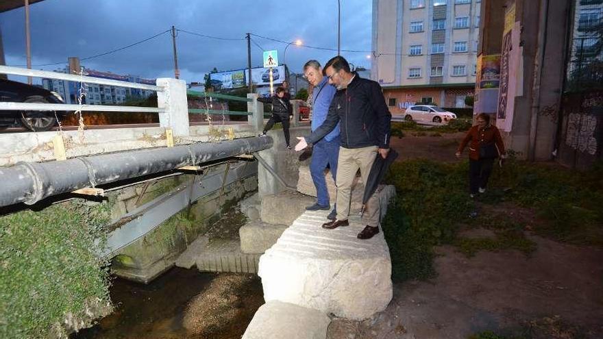 Vecinos de Mollabao denuncian el abandono del barrio. // G. Santos