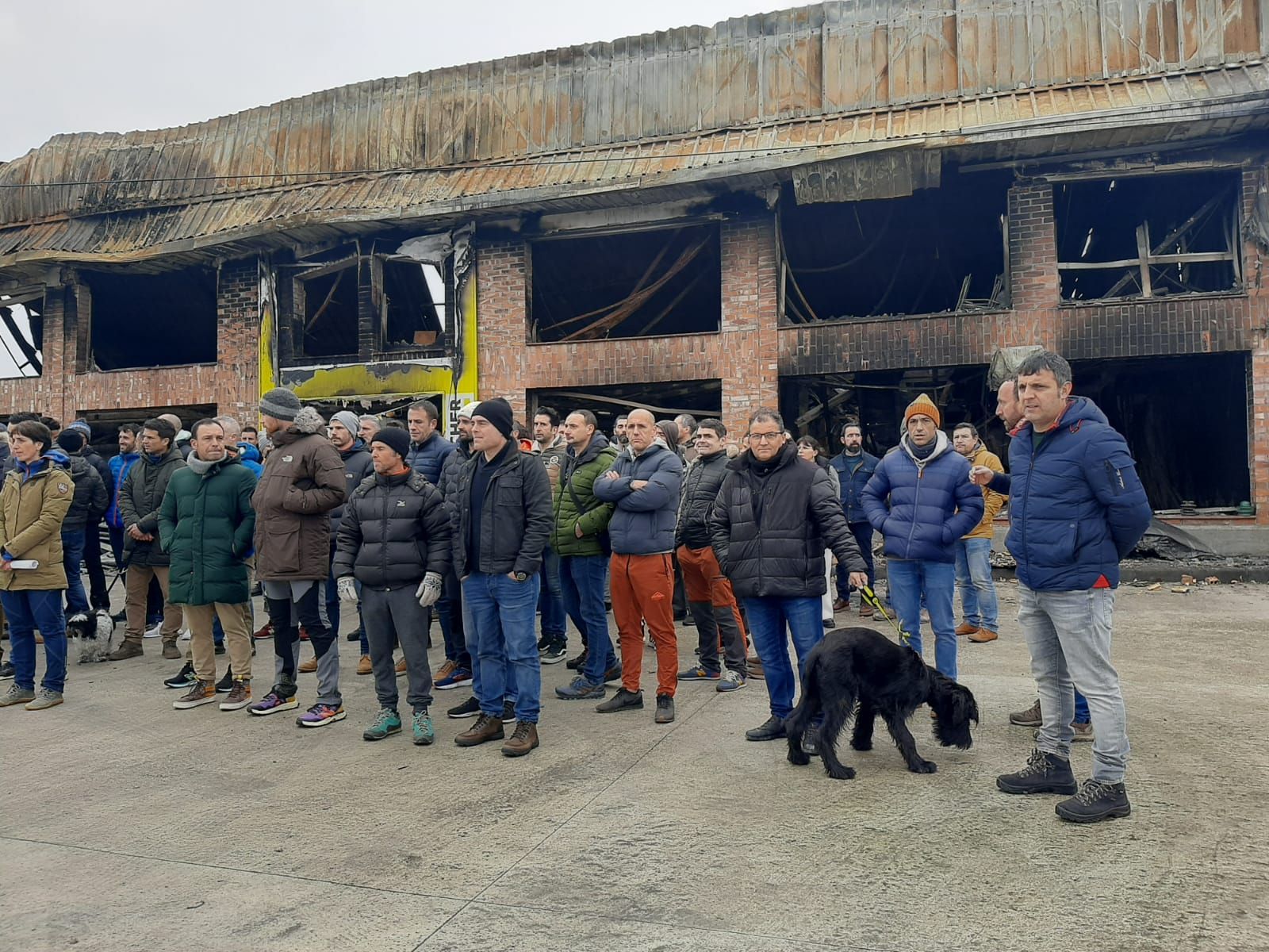 Los bomberos claman por más medios: así quedó la nave de El Berrón arrasada por el fuego