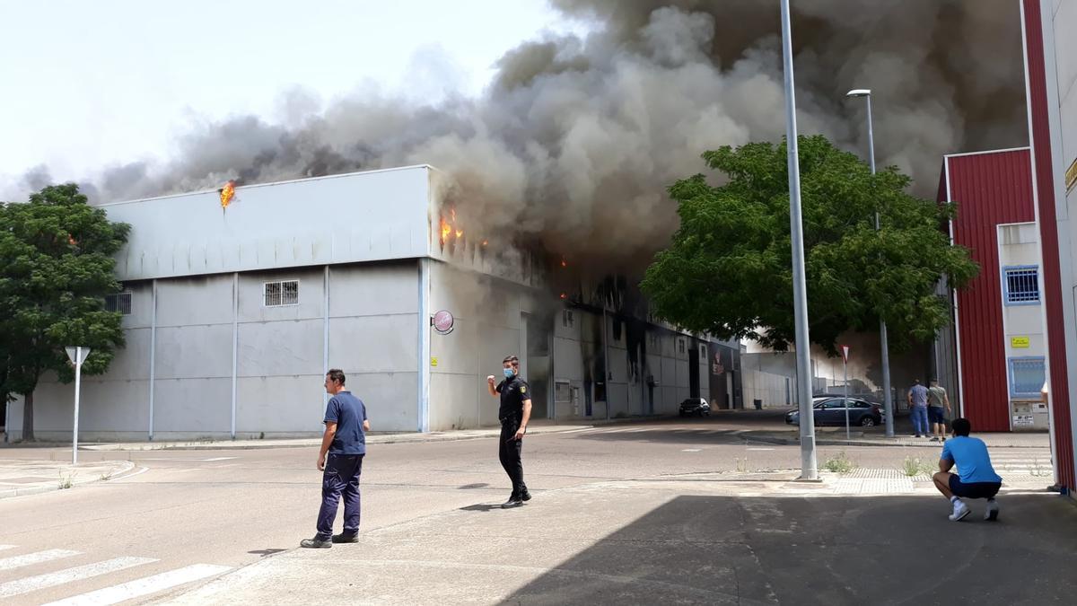 Aparatoso incendio en un club de pádel de Don Benito