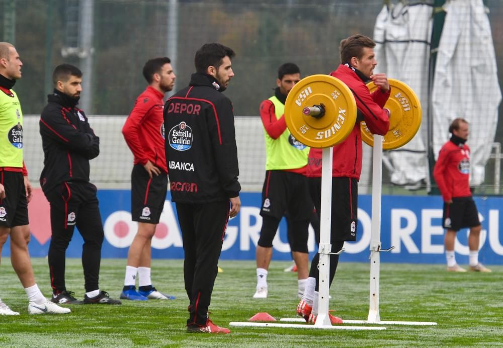 Natxo González dirigió un entrenamiento dividido en dos grupos para reforzar defensa y ataque. Los jugadores regresan mañana a Abegondo.