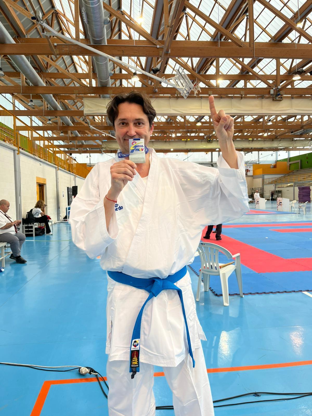 Betoret, feliz tras regresar a la competición del kárate 30 años después.
