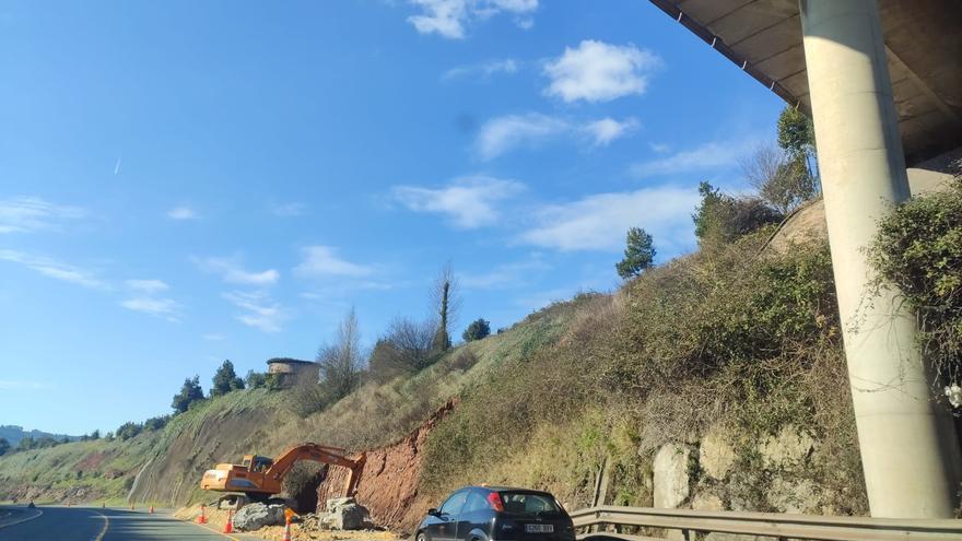 En marcha la construcción de una escollera en la zona de la carretera de Candás a Gijón afectada por un desprendimiento en enero