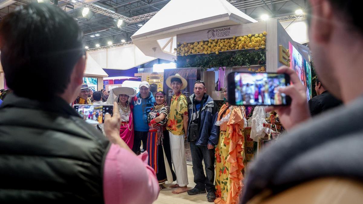 Varias personas durante la 44ª edición de la Feria Internacional de Turismo, Fitur 2024, en IFEMA Madrid, a 27 de enero de 2024, en Madrid (España).