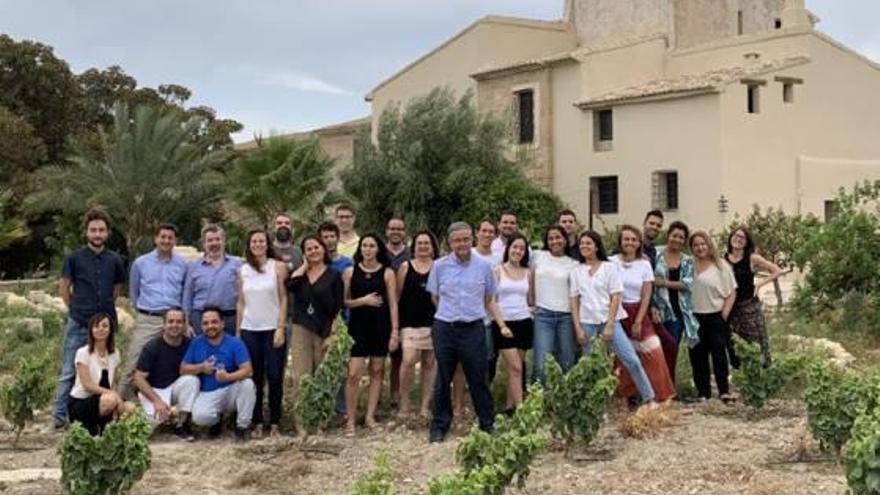 El equipo de la startup 1MillionBot, con Andrés Pedreño en el centro.