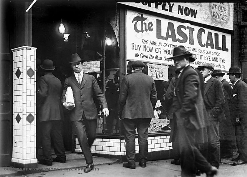 Cola ante una tienda de licores con el reclamo de esa &quot;última llamada&quot; antes de que entrase en vigor la conocida como Ley Seca en 1920.