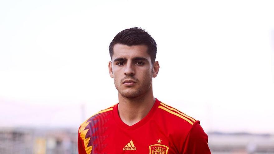 Morata posa con la nueva camiseta de España.