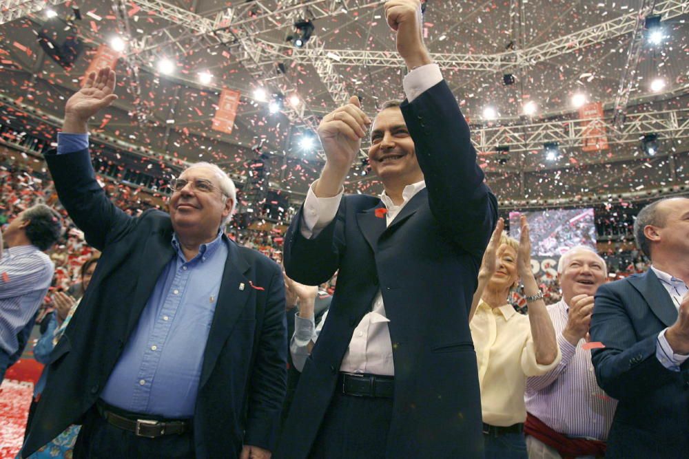 MD49. MADRID, 22/04/07.- El presidente del Gobierno, José Luis Rodríguez Zapatero (d), junto al presidente del Principado, Vicente alvarez Areces, durante el acto político organizado por el PSOE hoy en el Palacio de Vistalegre, en Madrid. EFE/Gustavo Cuevas