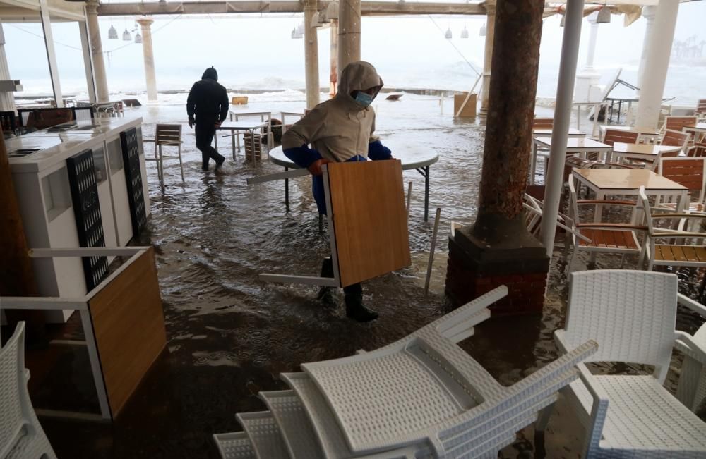 Lluvia y temporal en el mar en Málaga con la llegada de la borrasca Filomena.