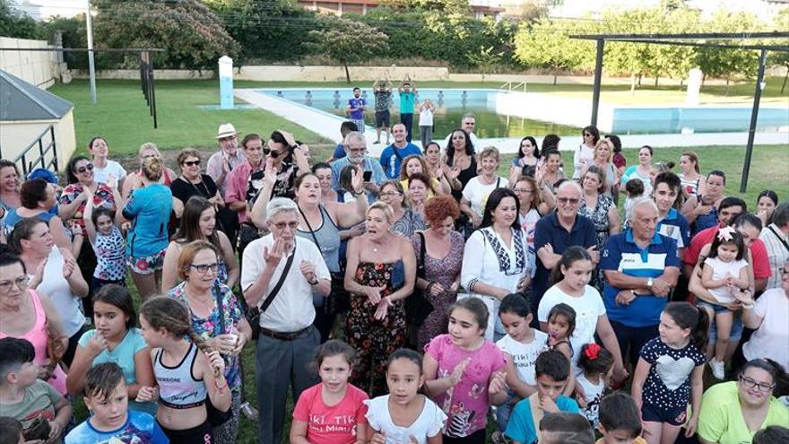 Los vecinos exigen que abra este verano la piscina de la calle Marbella