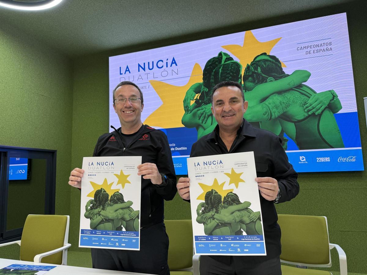 Presentación de los Campeonatos de España de Duatlón Supersprint cono Jorge García, Director de Competiciones de la Federación española de Triatlón y Bernabé Cano, alcalde de La Nucía.