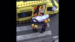 Los agentes heridos atendidos tras ser apuñalados. 