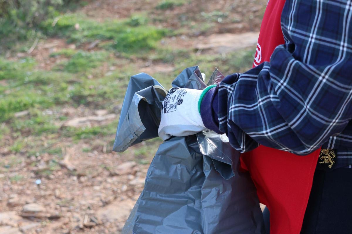 La XVII Jornada de Limpieza en Sa Talaia concluye con la recogida de 400 kilos de residuos La XVII Jornada de Limpieza en Sa Talaia concluye con la recogida de 400 kilos de residuos