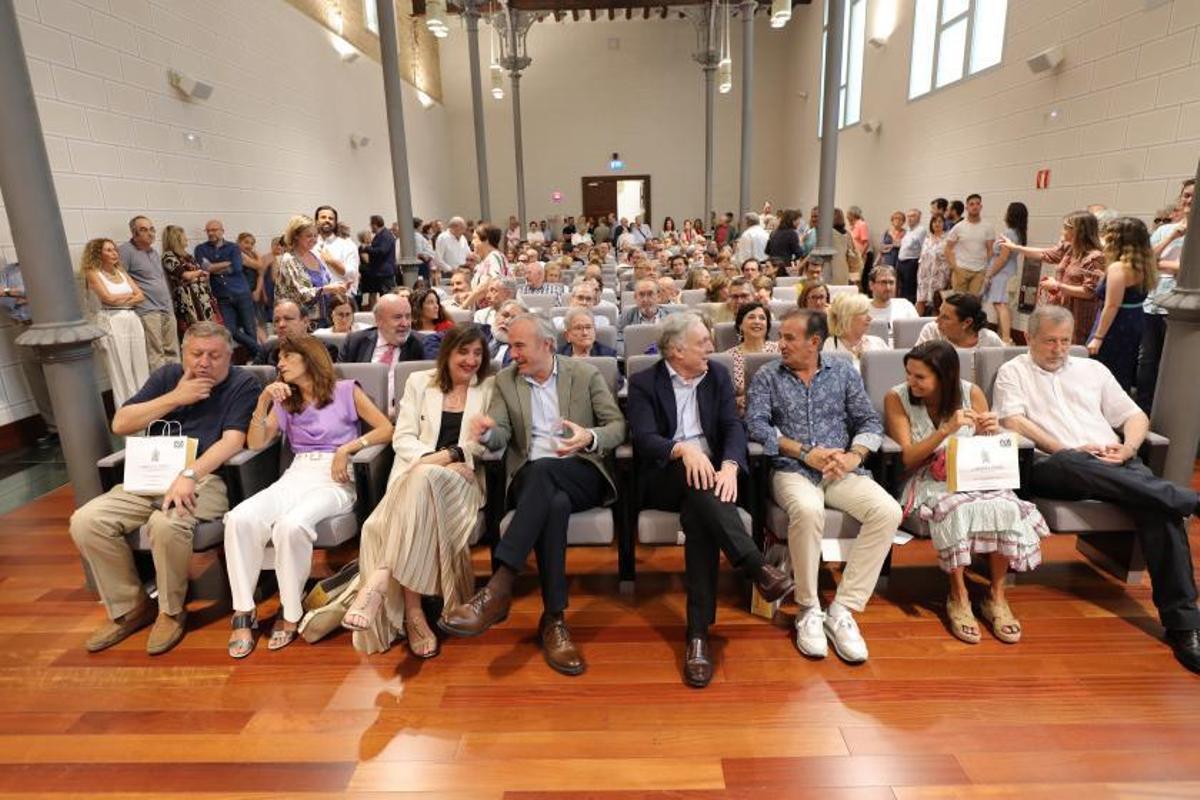 Nutrida representación política en un auditorio lleno.  | ÁNGEL DE CASTRO
