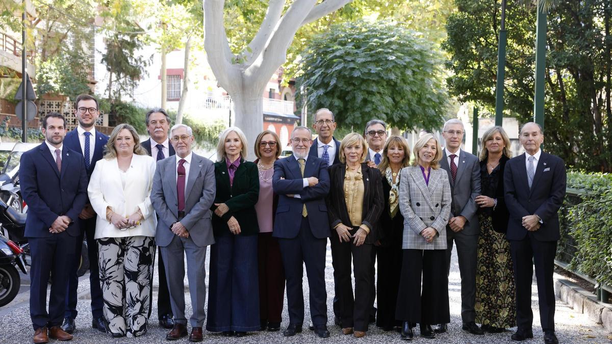 Foto de familia del presidente García Tirado y la Junta Directiva del colegio de médicos.
