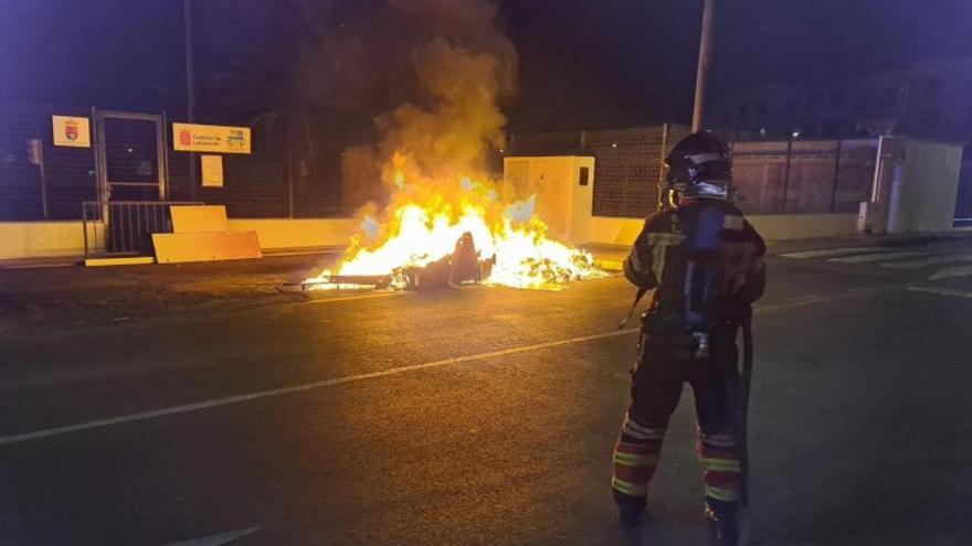 Queman de madrugada varios contenedores en Arrecife