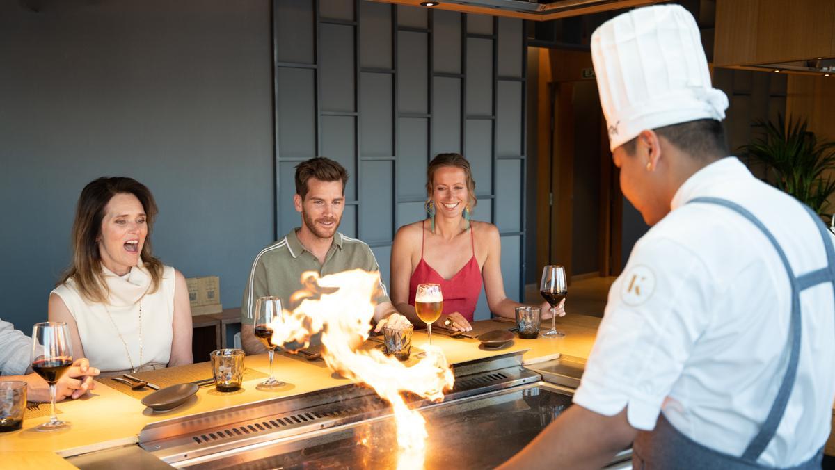 Espectáculo gastronómico en el restaurante Katagi Blau