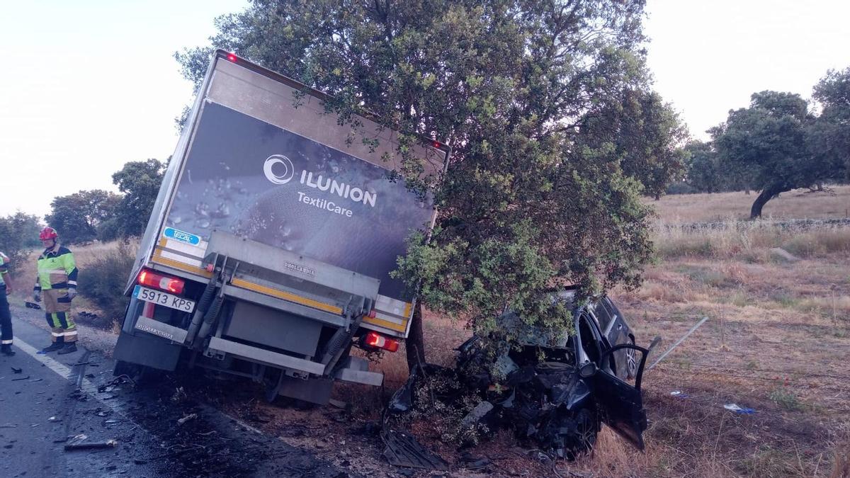 Imagen del camión y del coche tras el accidente en Villanueva de Córdoba. Un joven de 23 años fue derivado al hospital de Pozoblanco.