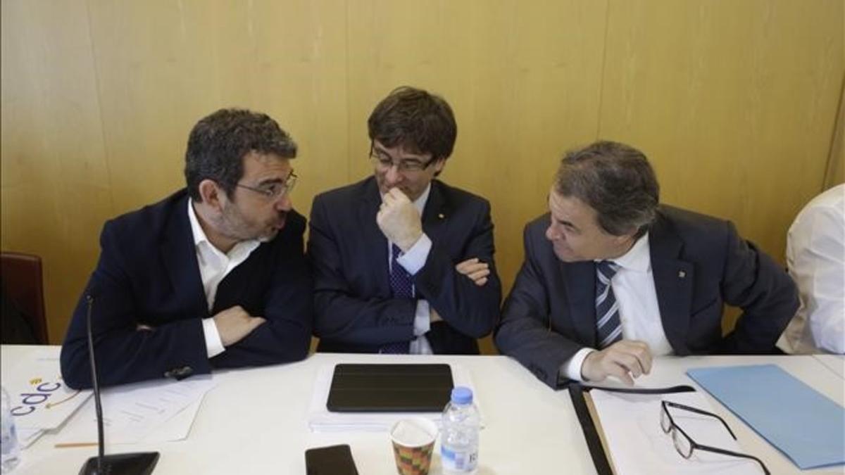 Francesc Sanchez, Carles Puigdemont y Artur Mas, en la reunión de la ejecutiva de CDC, este lunes.