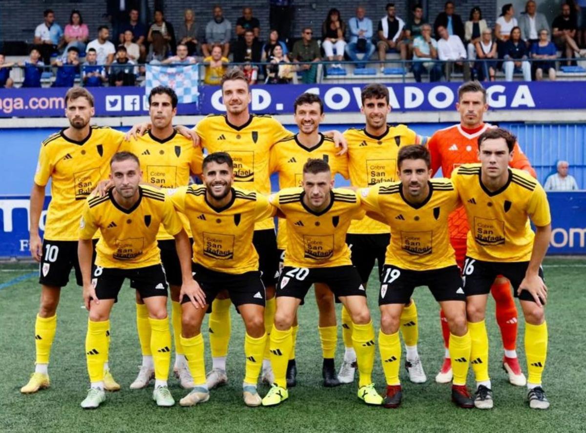 La SD Compostela se deja dos puntos en Oviedo pero logra mantenerse invicta