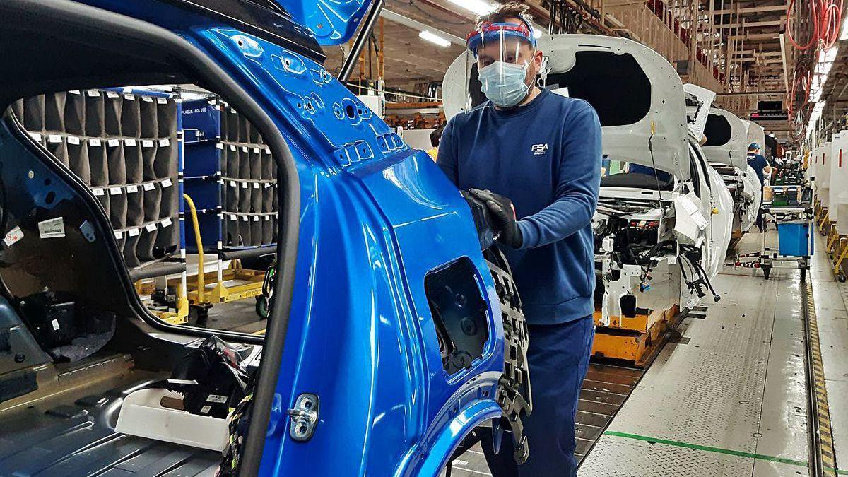 Trabajadores en una cadena de montaje.