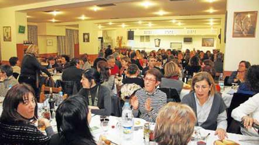 Un centenar de personas asistieron a la cena, en la que se eligió a los premiados.