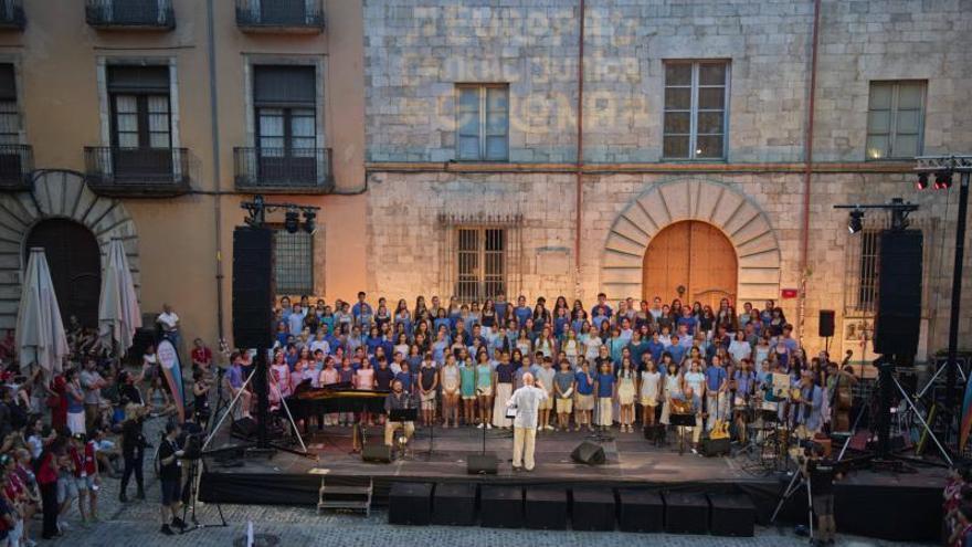 Vídeo: Desenes de veus de joves cantaires omplen les escales de la Catedral