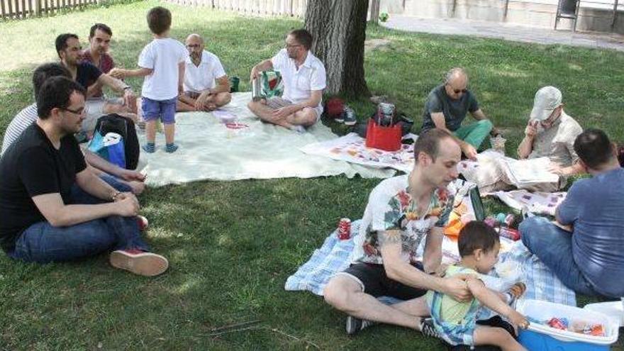 Les parelles amb els seus fills al parc del Bosquet de Sant Fruitós de Bages passant un dia de pícnic, ahir