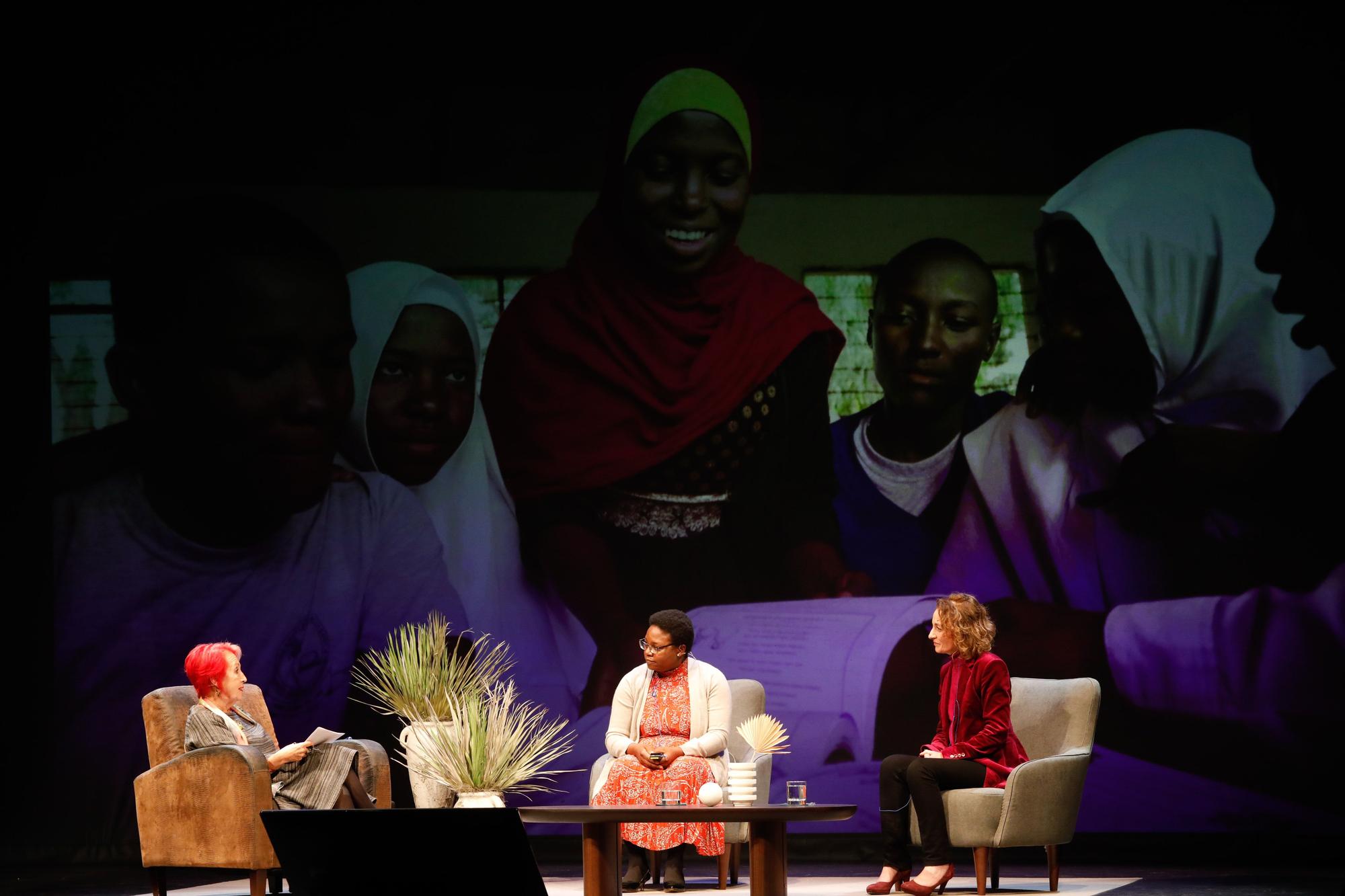 Lucas Lake y Fiona Mavhinga, de CAMFED, en el Palacio Valdés de Avilés: "Sólo puedes soñar cuando puedes estudiar"