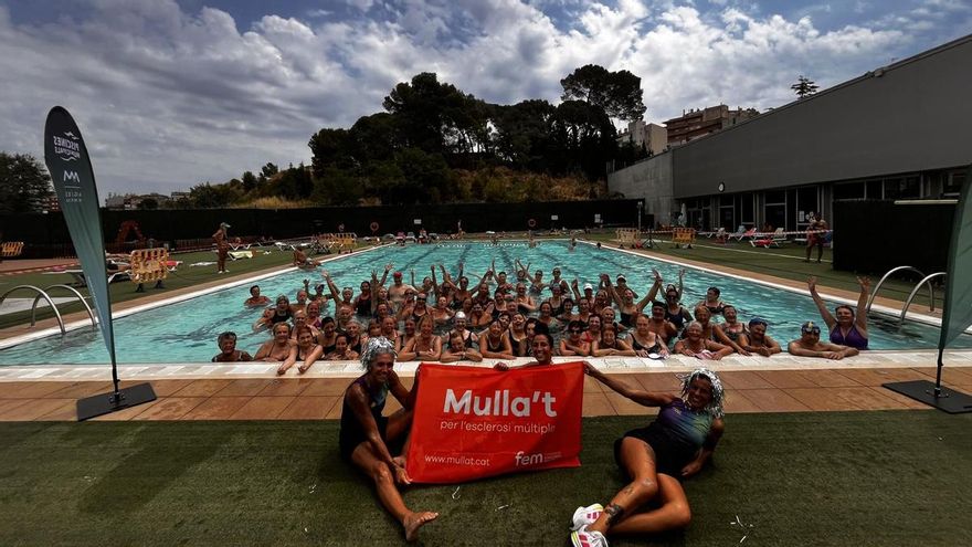 Vuitanta persones es mullen per l’esclerosi múltiple a                            les Piscines Municipals de Manresa