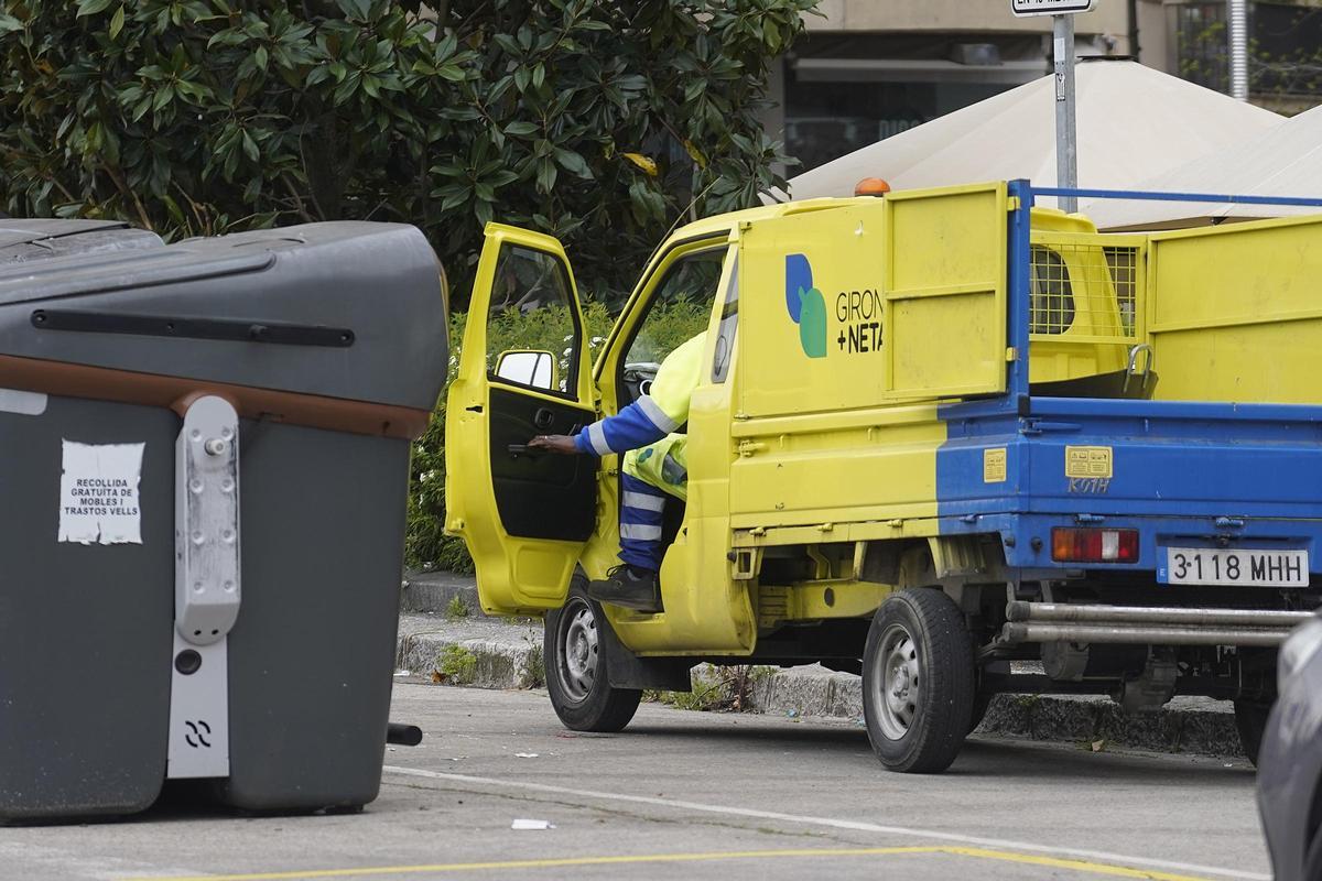Un treballador de Girona+Neta sortint d'un camió.