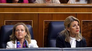 Las vicepresidentas Nadia Calviño y Yolanda Díaz durante un pleno del Congreso.