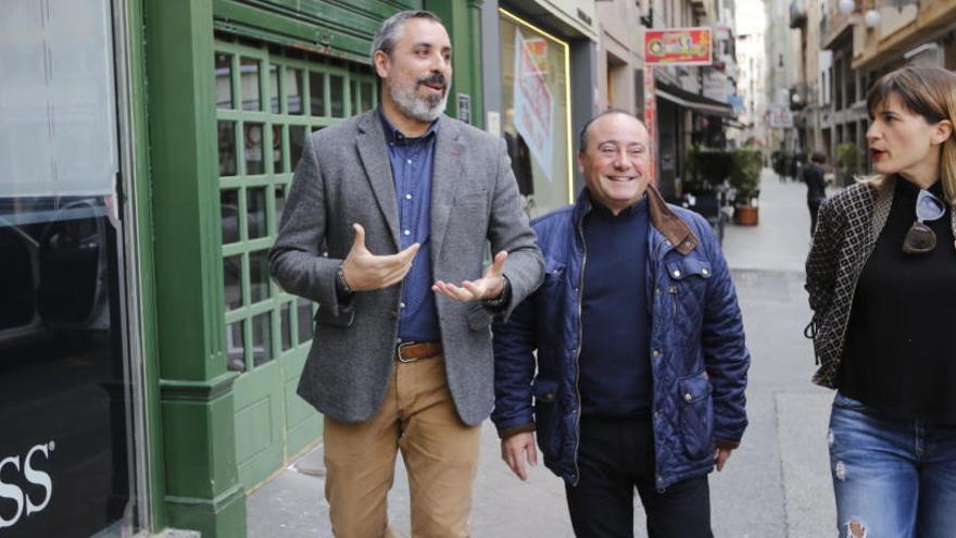 Vicente Granero, esta mañana, con Justino Delgado y Érica Sánchez.