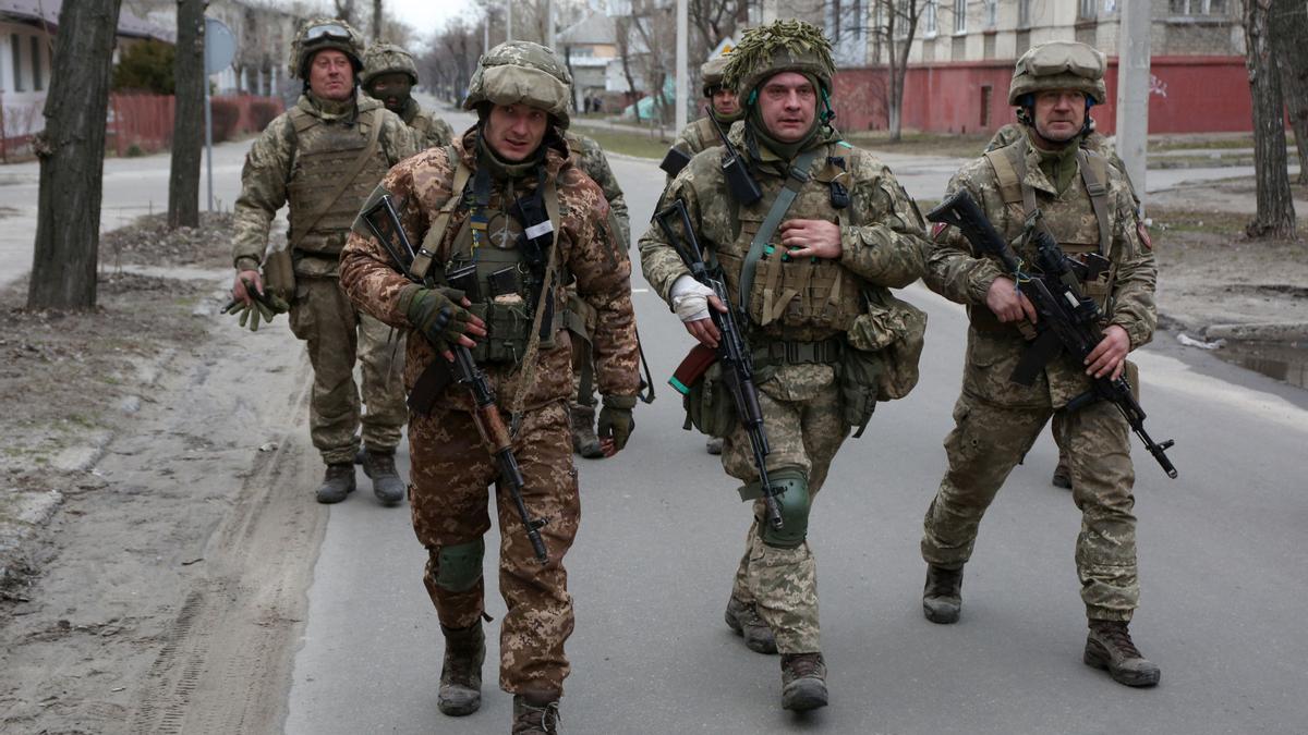 Soldados del Ejército de Ucrania en las calles de Severodonetsk