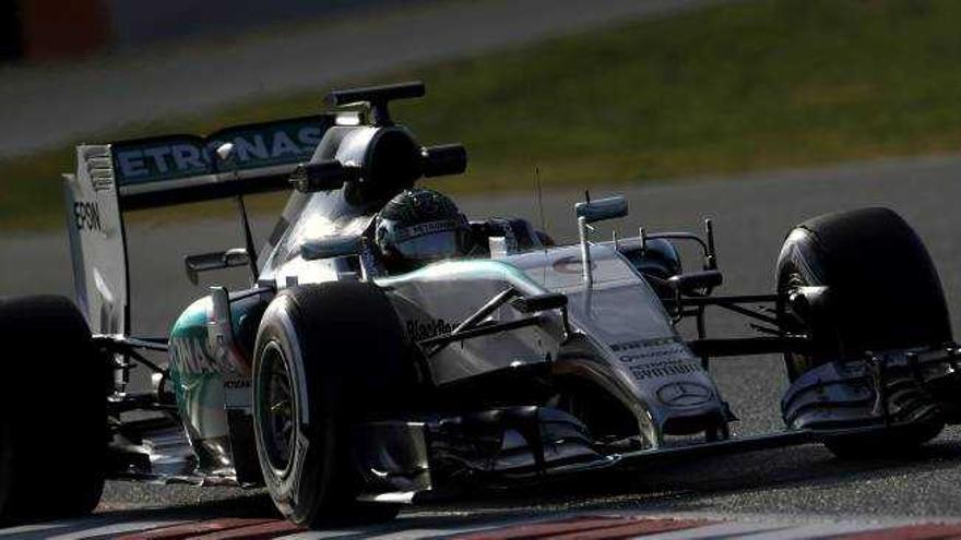 Mercedes domina  y McLaren se atasca