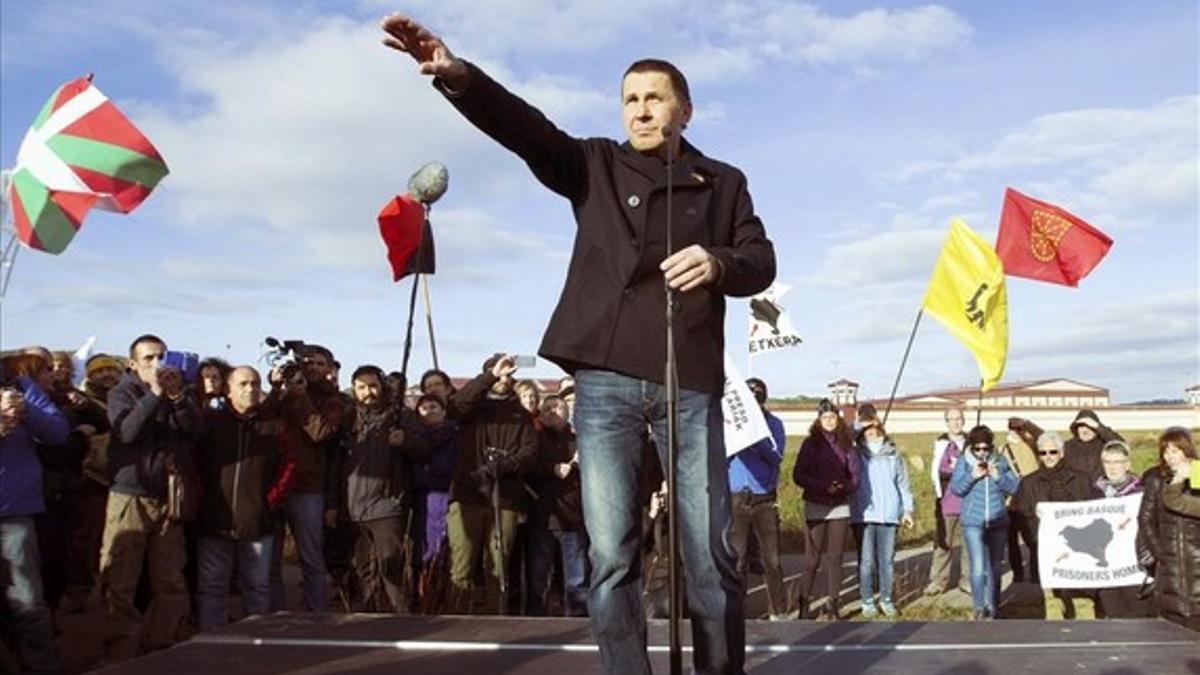 Arnaldo Otegi abandona la prision de Logroño después de pasar seis años y medio encarcelado.