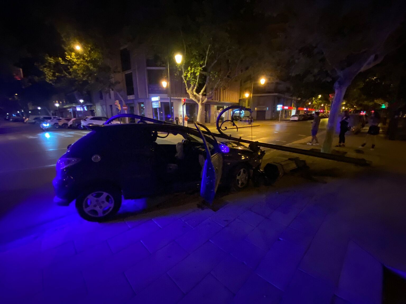 Accidentes de tráfico en Mallorca| FOTOS: Choca contra una farola del Paseo Mallorca de Palma y se desploma sobre el coche