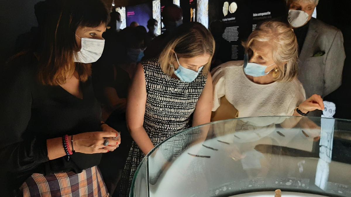 Julia Parra, a la izquierda, en la exposición del museo madrileño