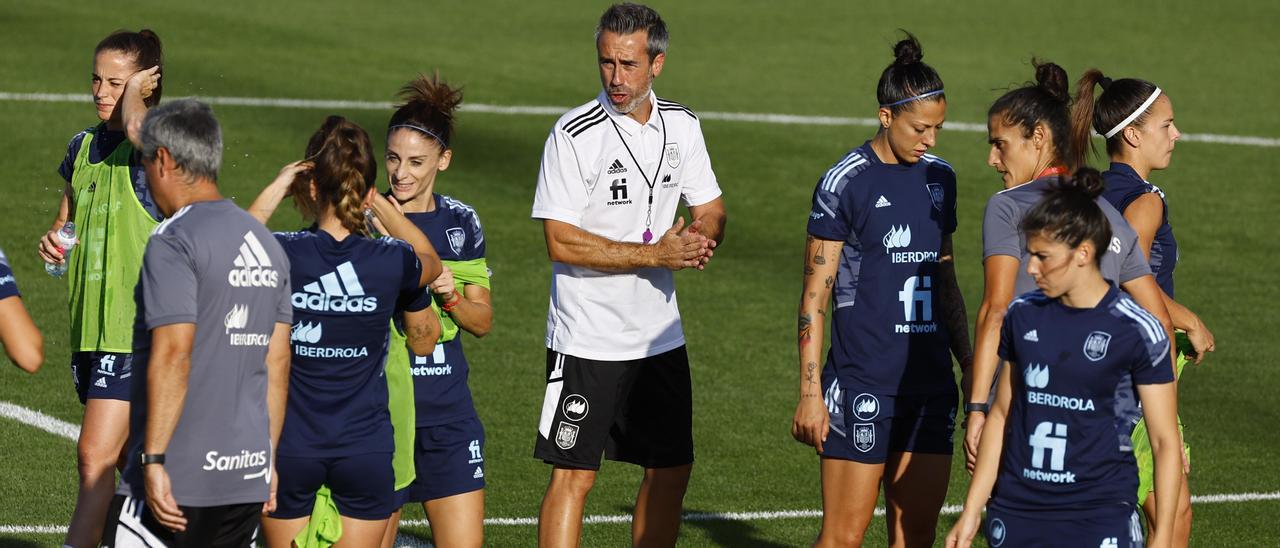 Jorge Vilda, en el centro, durante un entrenamiento