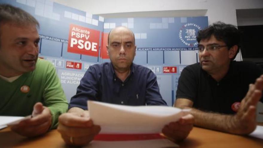 Natxo Bellido (Compromís), Gabriel Echávarri (PSOE) y Miguel Ángel Pavón (Guanyar), durante la firma del pacto, el pasado mes de junio.