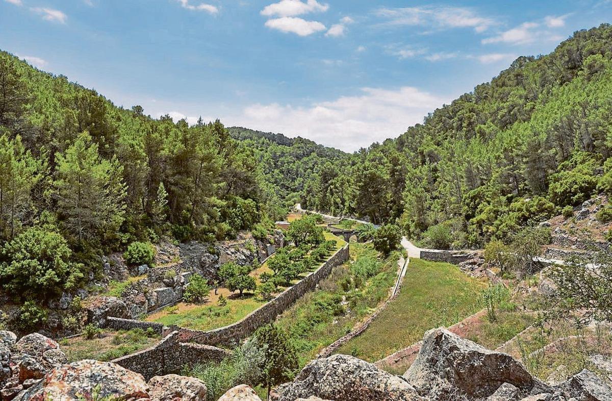 The island offers numerous hiking routes for discovering true natural treasures.