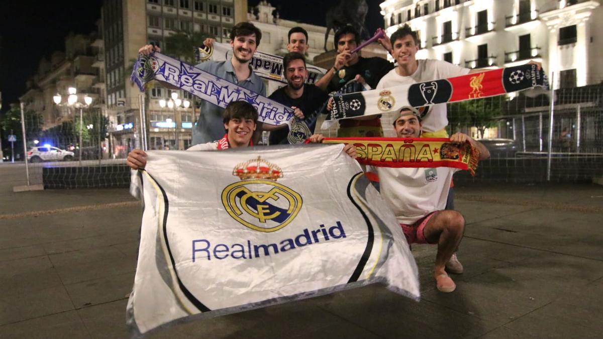 Aficionados del Real Madrid en Las Tendillas.