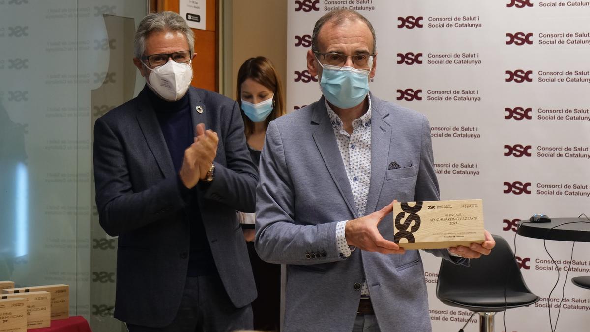 Xavier Pérez, director gerent dels Serveis de Salut Integrats del Baix Empordà, rebent el premi