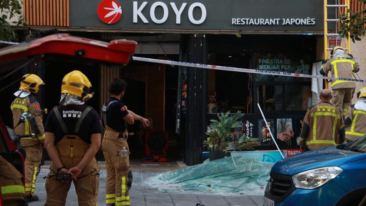 Els Bombers comproven la seguretat de la zona pròxima del restaurant de la Rambla Nova de Tarragona on aquest diumenge hi ha hagut una explosió que ha provocat set ferits lleus