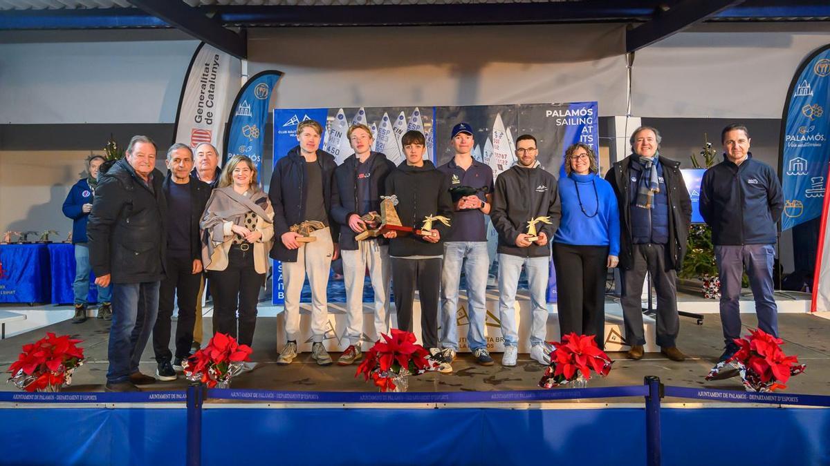 Els guanyadors absoluts de la 49 Christmas Race en totes amb les autoritats.