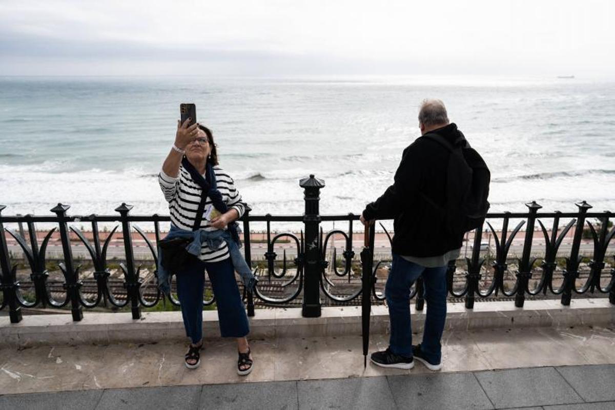 Turistas visitando el Balcó del Mediterrani de Tarragona. La ciudad recibo más de 2 millones de visitantes anuales.