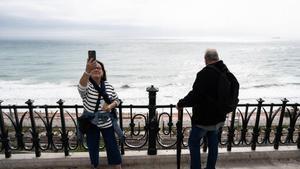 Turistas visitando el Balcó del Mediterrani de Tarragona. La ciudad recibo más de 2 millones de visitantes anuales.