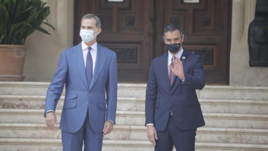 Felipe VI recibe a Pedro Sánchez en Marivent