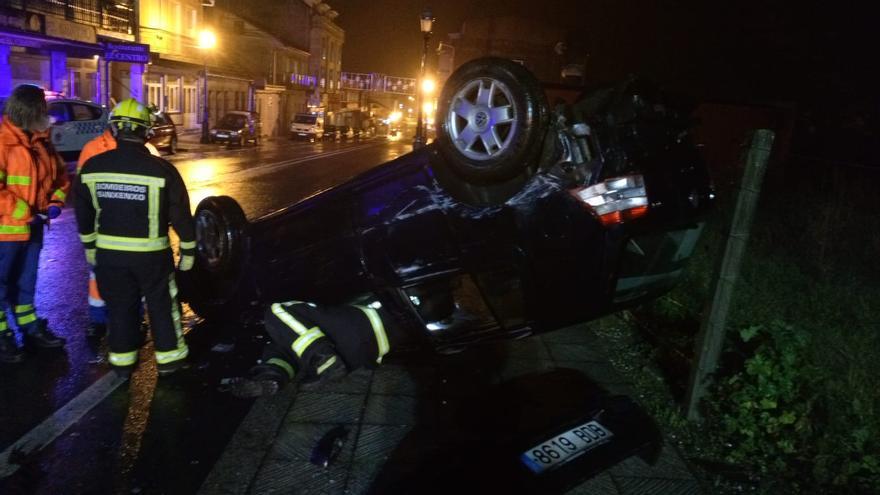 Un conductor sale ileso tras un aparatoso accidente en Sanxenxo